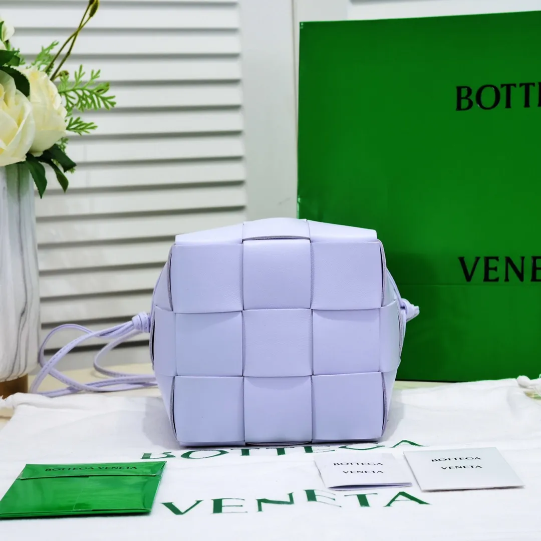 Large happy purple🔻Bottega veneta* new woven small bucket bag latest series# The square bag shape is matched with classic woven elements, drawstring design, minimalism, and has a very large capacity. Every color is beautiful, it is simple and elegant but has a cool style. It can be used by both men and women, and the upper body is fashionable and classy! Style number: 6612# Large size; 19cm